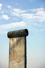 Sosnowka  Polen  ein Stueck der Berliner Mauer ragt in den Himmel