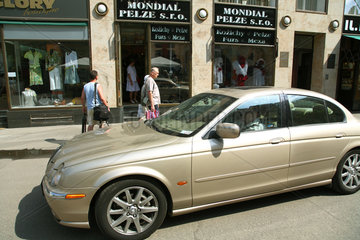 Karlsbad  Tschechische Republik  teures Auto vor einem Pelzgeschaeft