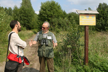 Bialowieza  Polen  ein Fuehrer des Nationalparks Bialowieza mit einem Touristen