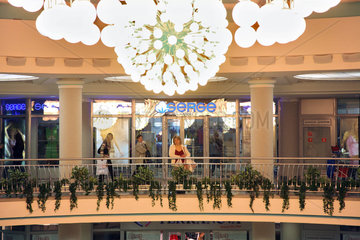 Minsk  Weissrussland  schoene Beleuchtung im Einkaufszentrum Stolitsa