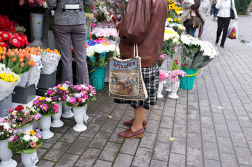Tallinn  Estland  eine Frau steht an einem Blumenmarkt