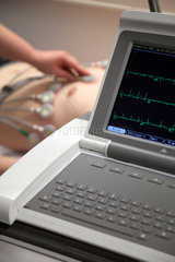 Essen  Deutschland  die Herzfrequenzkurve eines Patienten beim Ruhe-EKG