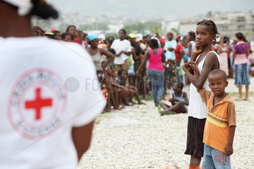 Port-au-Prince  Haiti  Hatian Red Cross Volunteers bei einer Hilfsgueterverteilung