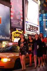 New York City  USA  Vier junge Frauen am Times Square