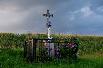 Tachty  Slowakei  geschmueckte Marienstatue mit Kreuz am Wegesrand