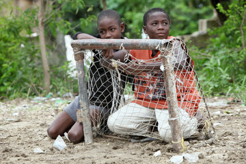 Leogane  Haiti  zwei Kinder sitzen hinter einem selbstgebauten Fussballtor