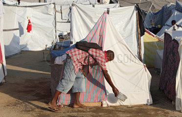 Carrefour  Haiti  Erdbebenopfer vor seinem Zelt im IDP Camp