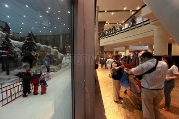 Dubai  Vereinigte Arabische Emirate  Menschen in der Mall of the Emirates mit der Indoorskihalle