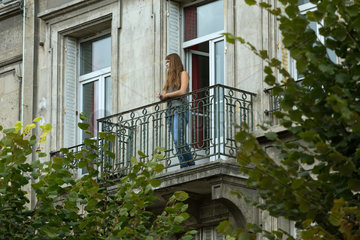 Reims  Frankreich  junge Frau bei einer Zigarettenpause