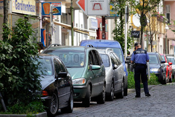 Berlin  Deutschland  Polizist schreibt einen Strafzettel