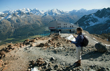 St. Moritz  Schweiz  Touristin mit Wanderkarte auf dem Gipfel des Piz Nair