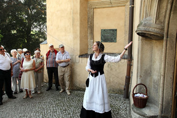 Wittenberg  Deutschland  Christiane Dalichow verkleidet als Katharina von Bora vor dem Katharinenportal