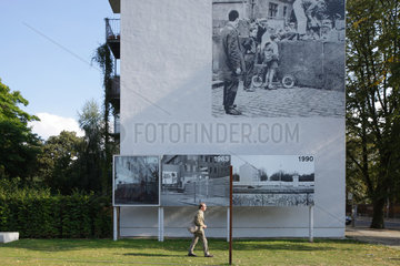 Berlin  Deutschland  Fotos an der Gedenkstaette Berliner Mauer