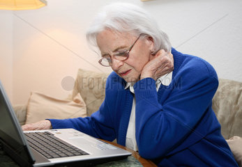 Berlin  Deutschland  eine alte Frau sitzt am Laptop