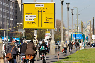 Berlin  Deutschland  Fahrradfahrer und Wegweiser auf der Karl-Marx-Allee