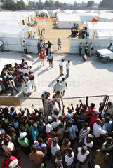 Carrefour  Haiti  Menschenmassen warten am Zaun auf Einlass