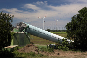Langengrassau  Deutschland  Abriss einer alten Windkraftanlage