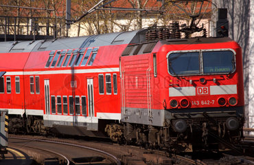 Berlin  Deutschland  fahrender Regionalzug