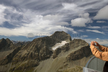 St. Moritz  Schweiz  Besucher auf der Aussichtsplattform der Gipfelstation des Piz Nair