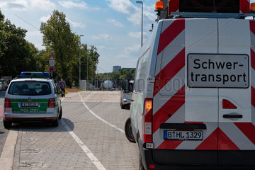 Berlin  Deutschland  Tieflader transportiert eine Siemens Gasturbine