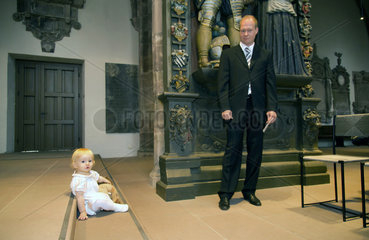 Saarbruecken  Deutschland  Vater mit seiner Tochter vor der Taufe