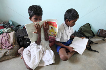 Navatkerny  Sri Lanka  Geschwister lernen gemeinsam zuhause
