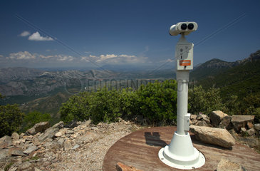Dorgali  Italien  Panoramablick von einem Aussichtspunkt mit Fernrohr in das Valle di Lanaittu