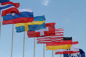 Berlin  Deutschland  Nationalfahnen verschiedener Laender wehen im Wind