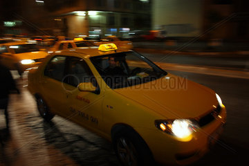 Istanbul  Tuerkei  ein Taxi nachts in der Innenstadt