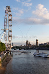 London  Grossbritannien  das London Eye an der Themse  hinten Big Ben