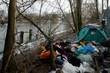 Berlin  Deutschland  Zelt und verstreute Waesche eines Obdachlosen am Spreeufer