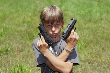Du Bois  USA  Junge posiert mit zwei Pistolen