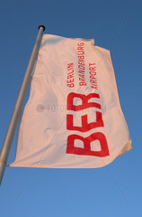 Schoenefeld  Deutschland  weisse Fahne mit dem Logo BER