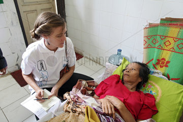 Pariaman  Indonesien  Mitarbeiterin von Handicap International bei Verletzten im Krankenhaus