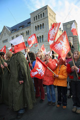 Posen  Polen  Menschen am Tag der Unabhaengigkeit (Swieto Niepodleglosci)