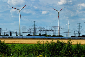 Wustermark  Deutschland  Windraeder und Strommasten