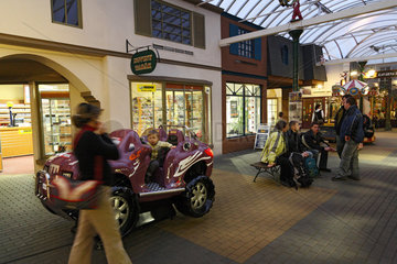 Liberec  Tschechien  Menschen in einer Einkaufspassage