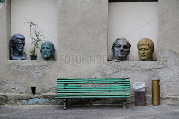 Tiflis  Georgien  Skulpturenkoepfe im Museumsgarten