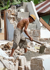 Kampuang Bukik catiak Tawang  Indonesien  Aufraeumarbeiten im Erdbebengebiet
