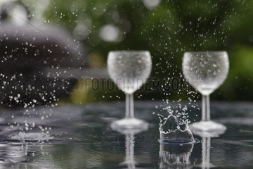 Le Barcares  Frankreich  im Regen vergessene Weinglaeser auf einem Tisch