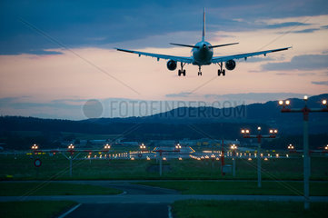 Zuerich  Schweiz  Flugzeug beim Landeanflug auf den Flughafen Zuerich