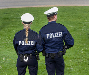 Duesseldorf  Deutschland  Polizisten mit der neuen blauen Uniform