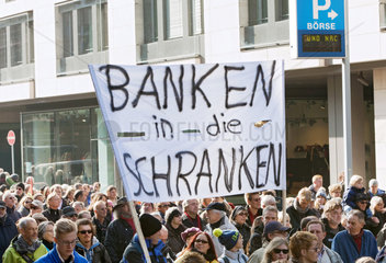 Frankfurt am Main  Deutschland  Anhaenger der Occupy-Bewegung demonstrieren in der Innenstadt