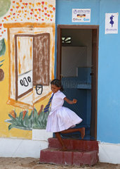 Navatkerny  Sri Lanka  eine Schuelerin kommt aus einer neu gebauten Toilette