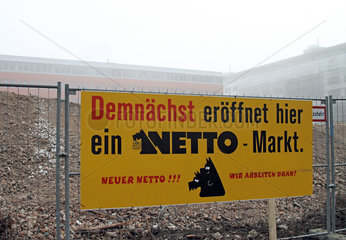 Berlin  Deutschland  Schild ueber die Errichtung einer Filiale des Lebensmitteldiscounters Netto