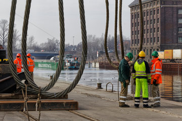 Berlin  Deutschland  Hafenarbeiter im Berliner Westhafen warten auf den BEHALA-Schwergutshuttle