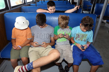 St. Pete Beach  USA  Jungen schauen auf ihre Smartphones
