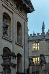 Oxford  Grossbritannien  Skulpturen am Museum of the History of Science