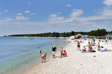 Fazana  Kroatien  Badegaeste am Strand von Fazana