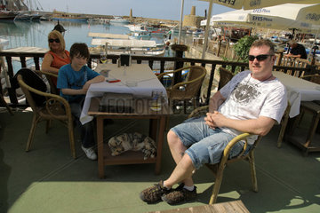 Kyrenia  Tuerkische Republik Nordzypern  Touristen auf einer Terrasse eines Restaurants am Hafen